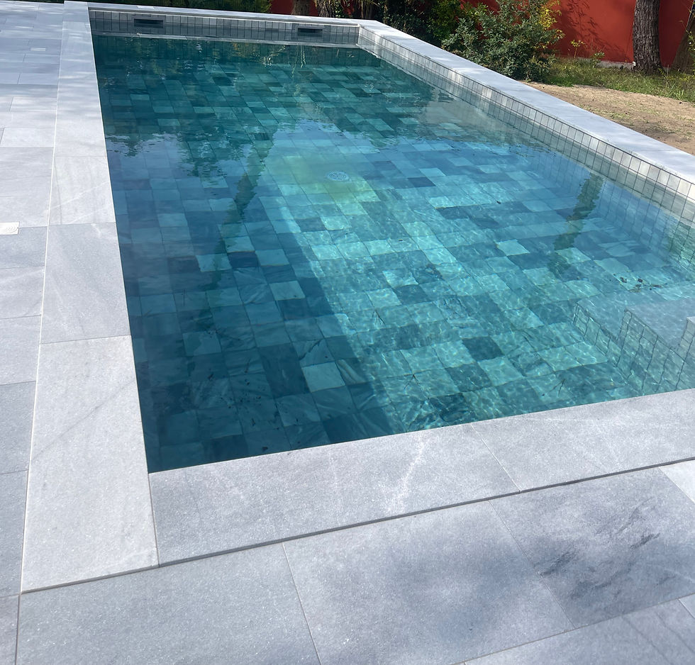 Terrassement de piscine magnifique Landes et Pays basque avec dallage gris