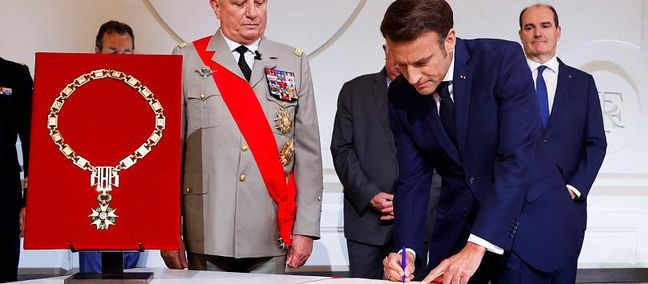 Legislative, le “camicie rosse” di Mélenchon sfidano Macron