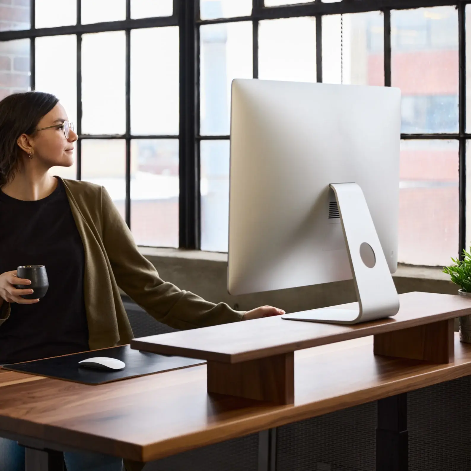 WoodRise Ceviz Rengi - Doğal Ahşap Laptop ve Monitör Standı