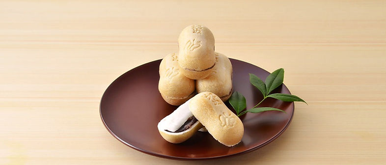 株式会社羽二重餅總本舗松岡軒の焦がしの最中の皮に、自家製こしあんと 羽二重餅をはさんだ愛くるしい形の最中。