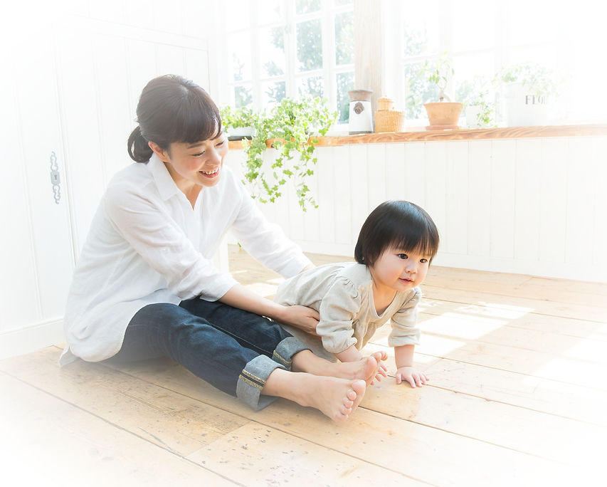 真っ白な床でくつろぐ親子