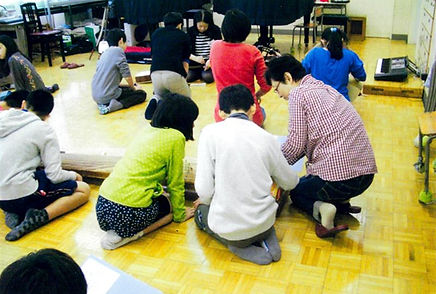 琴を習う生徒さんの様子