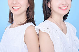 白い歯の若い女性2人