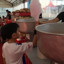 Candy floss live station rental with operator spinning cotton candy in Singapore