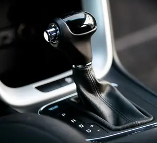 فحص وتغيير زيت ناقل الحركة.webp