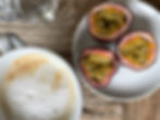 Kaffee und Passionsfrucht