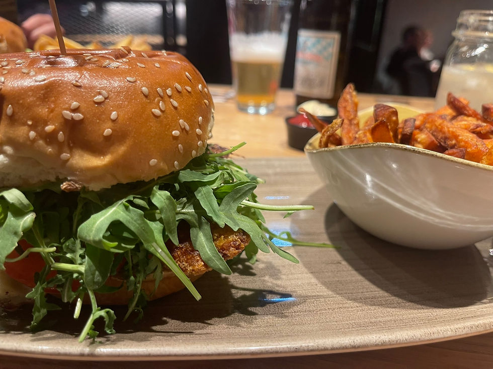 Burger und Pommes