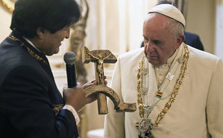 Cristo, Foice e Martelo - Papa Francisco e Evo Morales Trocam Presentes