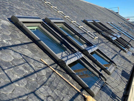 🏠 Pose de Velux sur toiture en ardoise écaille : plus de lumière, toujours au sec ! ☀️🔨