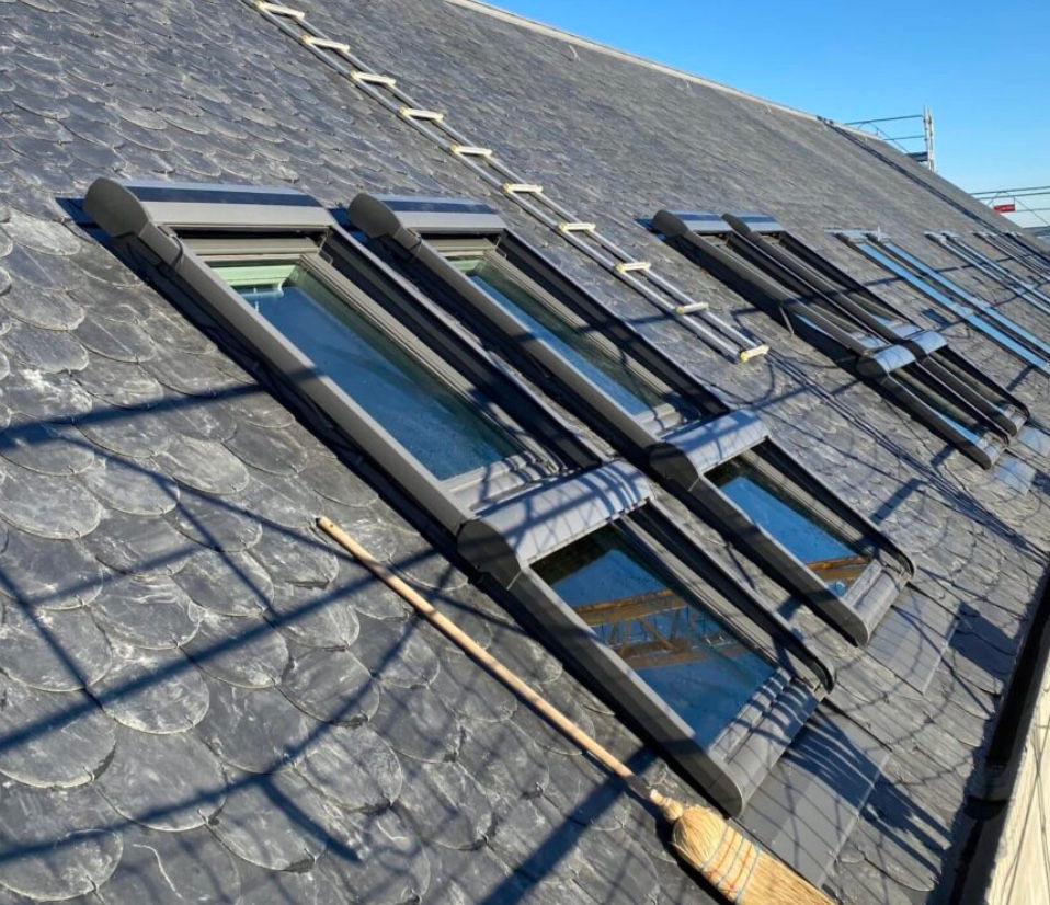 🏠 Pose de Velux sur toiture en ardoise écaille : plus de lumière, toujours au sec ! ☀️🔨