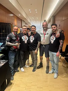 Janni von Meraki Tattoo mit Steve Staub, Ralf Seeger und Marcel aus dem Meraki-Team.