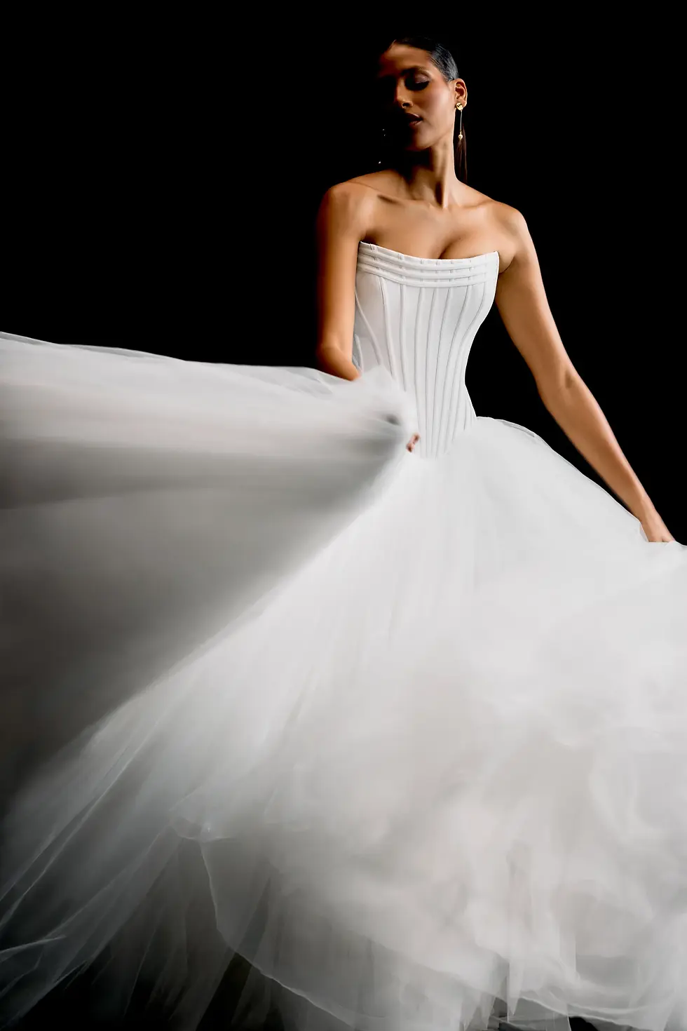 Minimalisme raffiné en coupe princesse, tissus nobles tulle et corsage, idéal pour une mariée contemporaine et élégante.