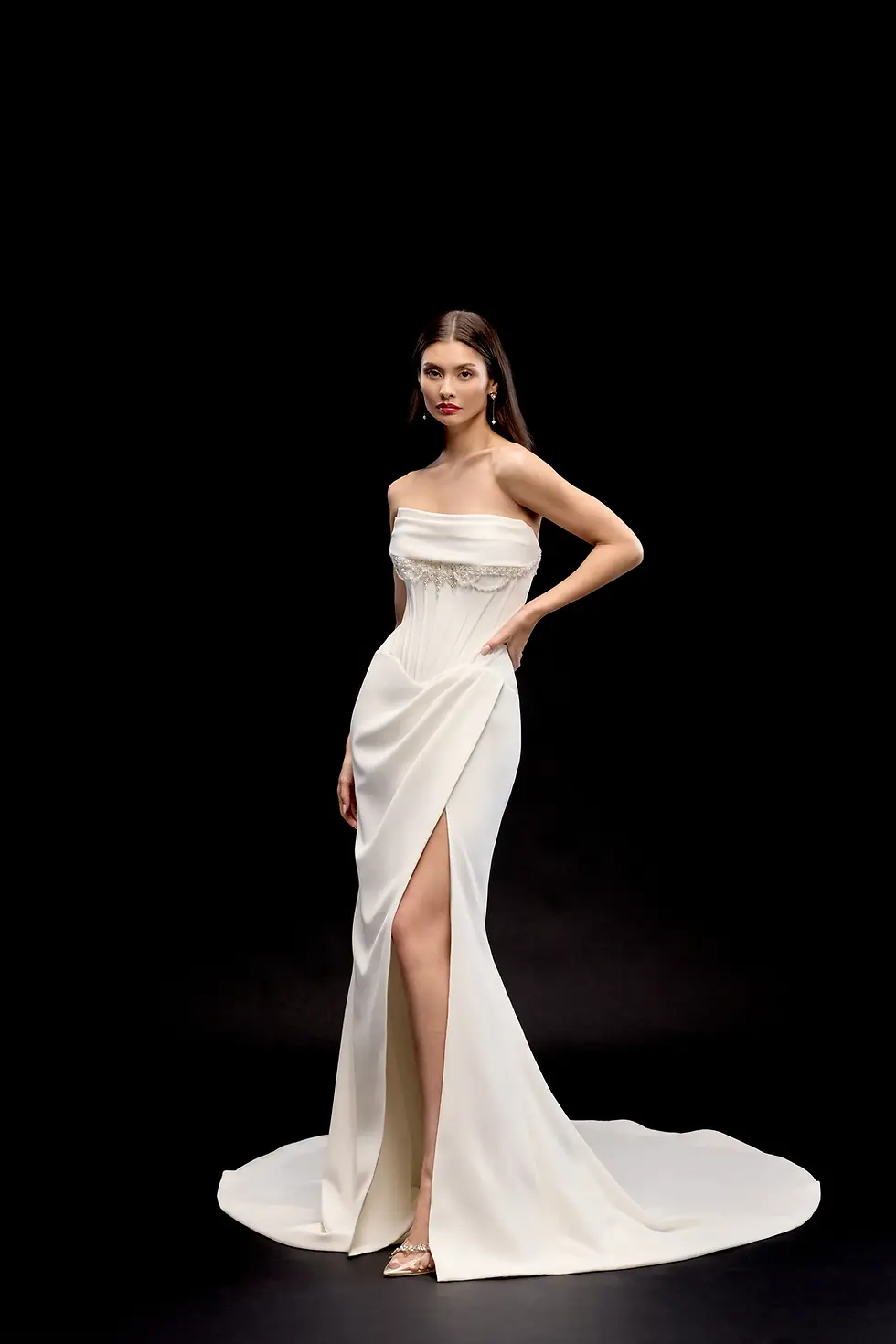 Esprit affirmé avec une coupe sirène ou trompette, jeux de broderies graphiques, pour une allure assurée et sensuelle.