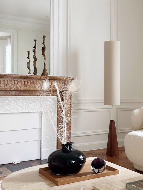 Salon cosy, chaleureux, soigné, douceur, matières nobles, design, décoration neutre, voluptueux, travertin, bouclette, luminaire, cheminée marbre , french art de vivre, turnkey home staging vase bougeoirs