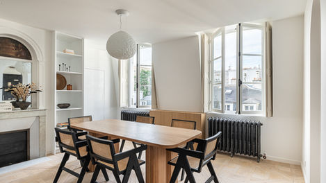 Décoration authentique, adresse de prestige standing haut de gamme élégance home staging raffinement turnkey authenticité repas table à manger suspension vue