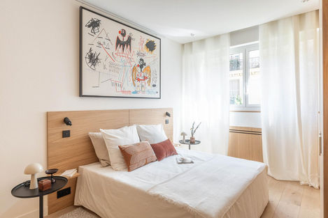 Appartement haut de gamme prestige standing home staging clé en main turnkey parquet lit chambre chevet tableau plaid coussin linge de lit ambiance élégant décoration accessoires élégance select raffinée rideaux lumière naturelle mise en scène