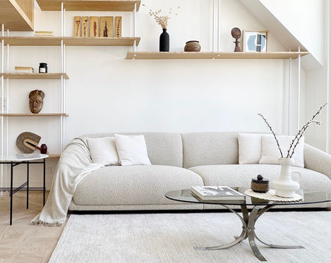 Home Staging prestige haut de gamme standing design mise en scène select raffinement élégance élégant ambiance accessoires décoration salon coussin canapé table basse vase fleurs séchées tableau tapis vintage marbre parquet bouclette