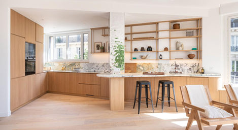 Appartement haut de gamme prestige standing home staging clé en main turnkey parquet cuisine bar marbre tabourte de bar détails soignées décoration accessoires fauteuil plais ambiance élégant élégance select raffinée bar rotonde vue