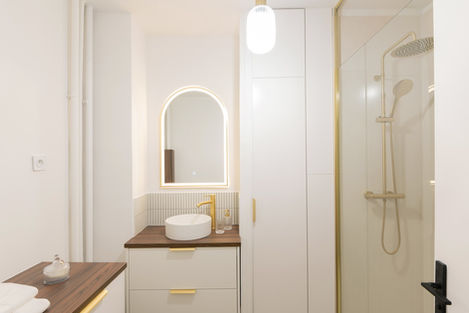 Adresse de prestige location meublée valorisation immobilière aménagement clé en main home staging rénovation mise en scène raffinement élégance select design ambiance monté en gamme rendement locatif
luminaires lumineux chrome suspension salle de bain robinetterie doré douche set de salle de bain ambiance hôtel linge de toilette miroir