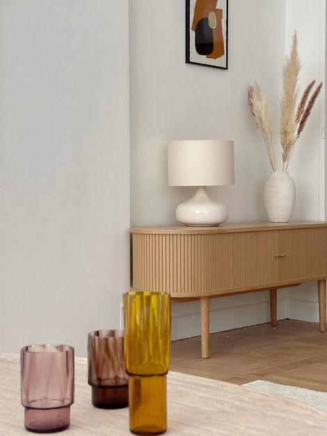 Adresse de prestige location meublée valorisation immobilière aménagement clé en main home staging rénovation mise en scène raffinement élégance select design ambiance monté en gamme rendement locatif
tapis luminaire lampe vase fleurs séchées tableau d'artiste décoration ambiance harmonie photophores couleurs enfilade meuble tv lumineux