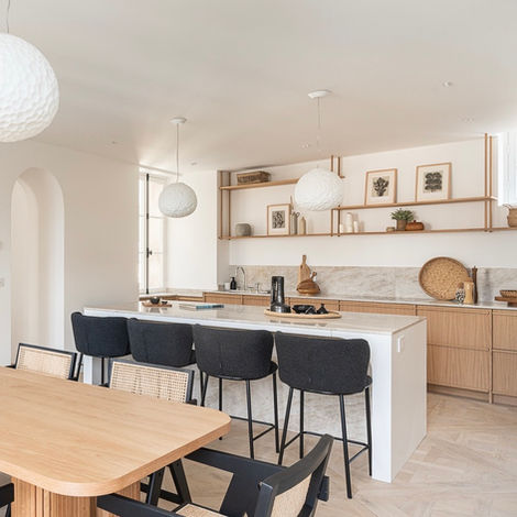 Décoration authentique, adresse de prestige standing haut de gamme décoration élégance home staging raffinement turnkey authenticité convivialité ilot central bar tabouret de bar