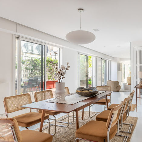 espace dinatoire
baignée de lumière adresse de prestige standing haut de gamme élégance home staging raffinement turnkey authenticité table 8 personnes cannage velours décoration