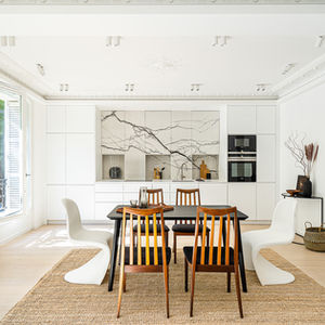 French art de vivre coup de cœur home staging valorisation immobilière aménagement clé en main turnkey luxe select haut de gamme standing raffiné décoration déco accessoires design lumineux haussmannien luminaire moulures parquet  tapis table chaises scandinave étagère console marbre
cuisine moderne contemporaine tendance  