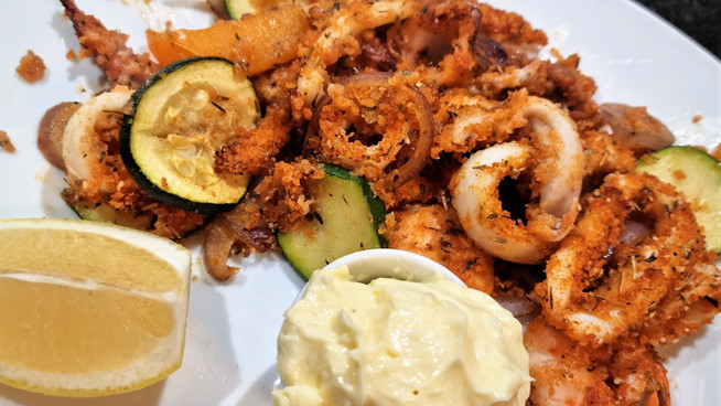 Gambas, calamars et légumes gratinés au four