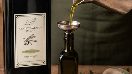 olio extravergine di oliva Lo Vetro travasato da latta a bottiglia per una corretta conservazione