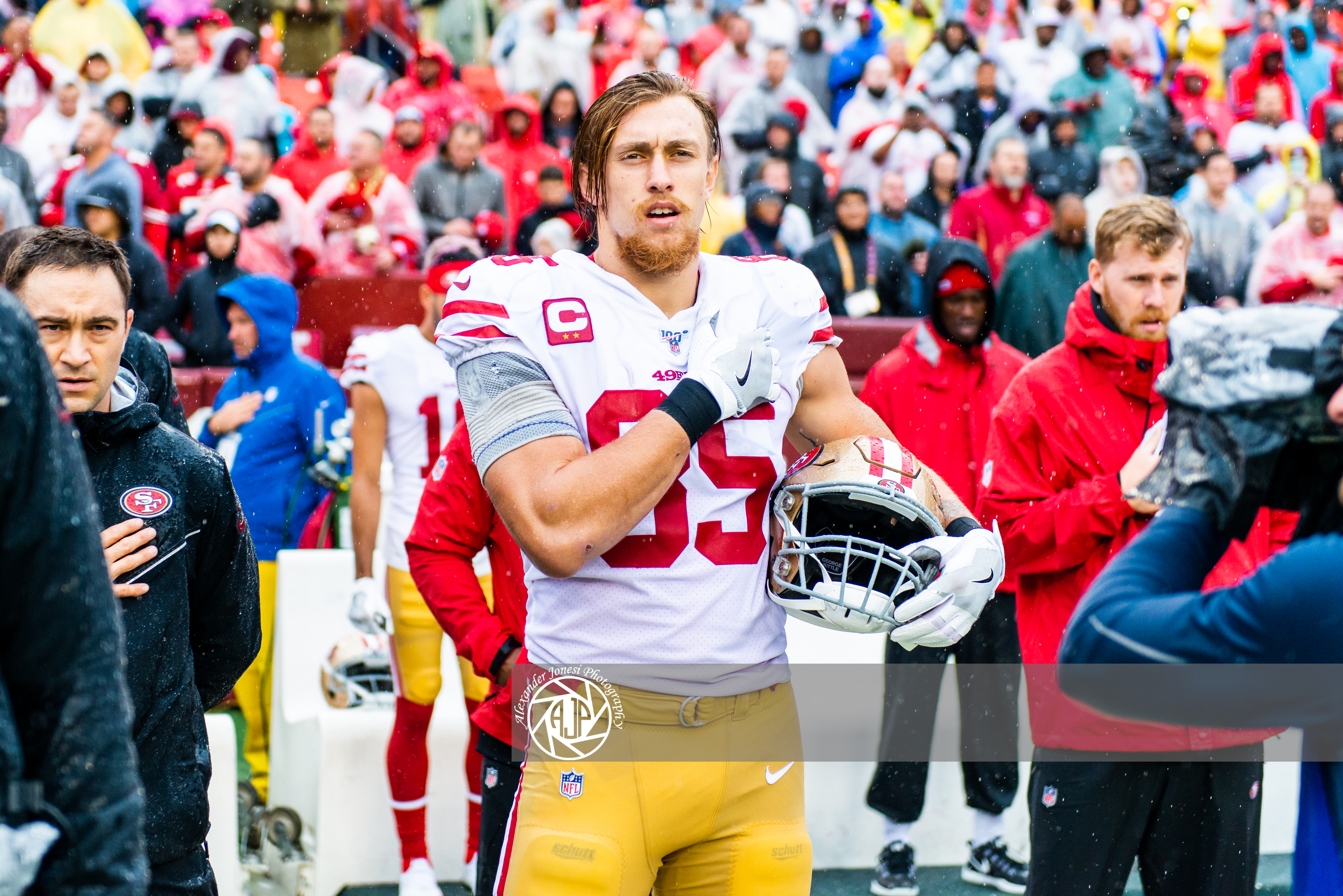San Francisco 49ers tight end George Kittle runs during a 2019 road game in Washington.