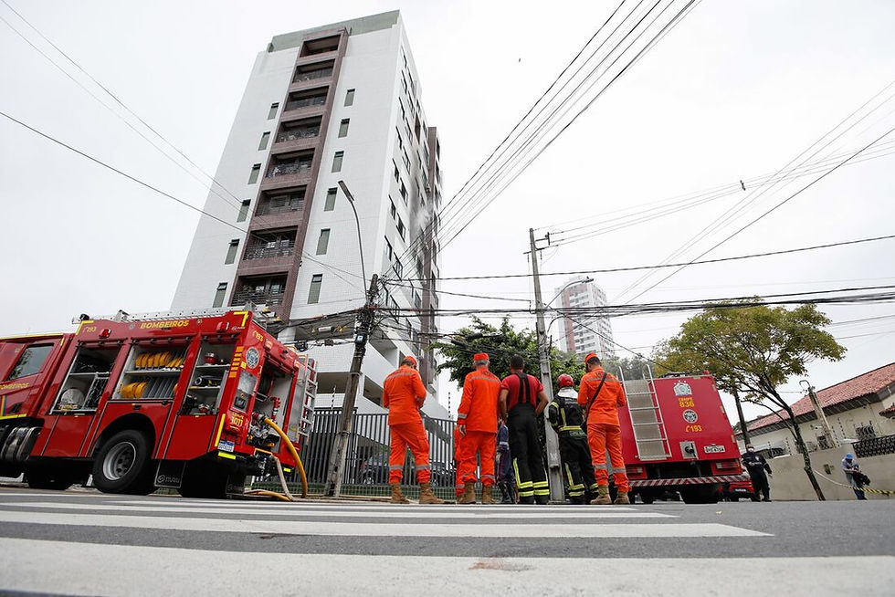 Incêndio atinge edifício na Zona Norte do Recife - Foto: Arthur Botelho/Folha de Pernambuco