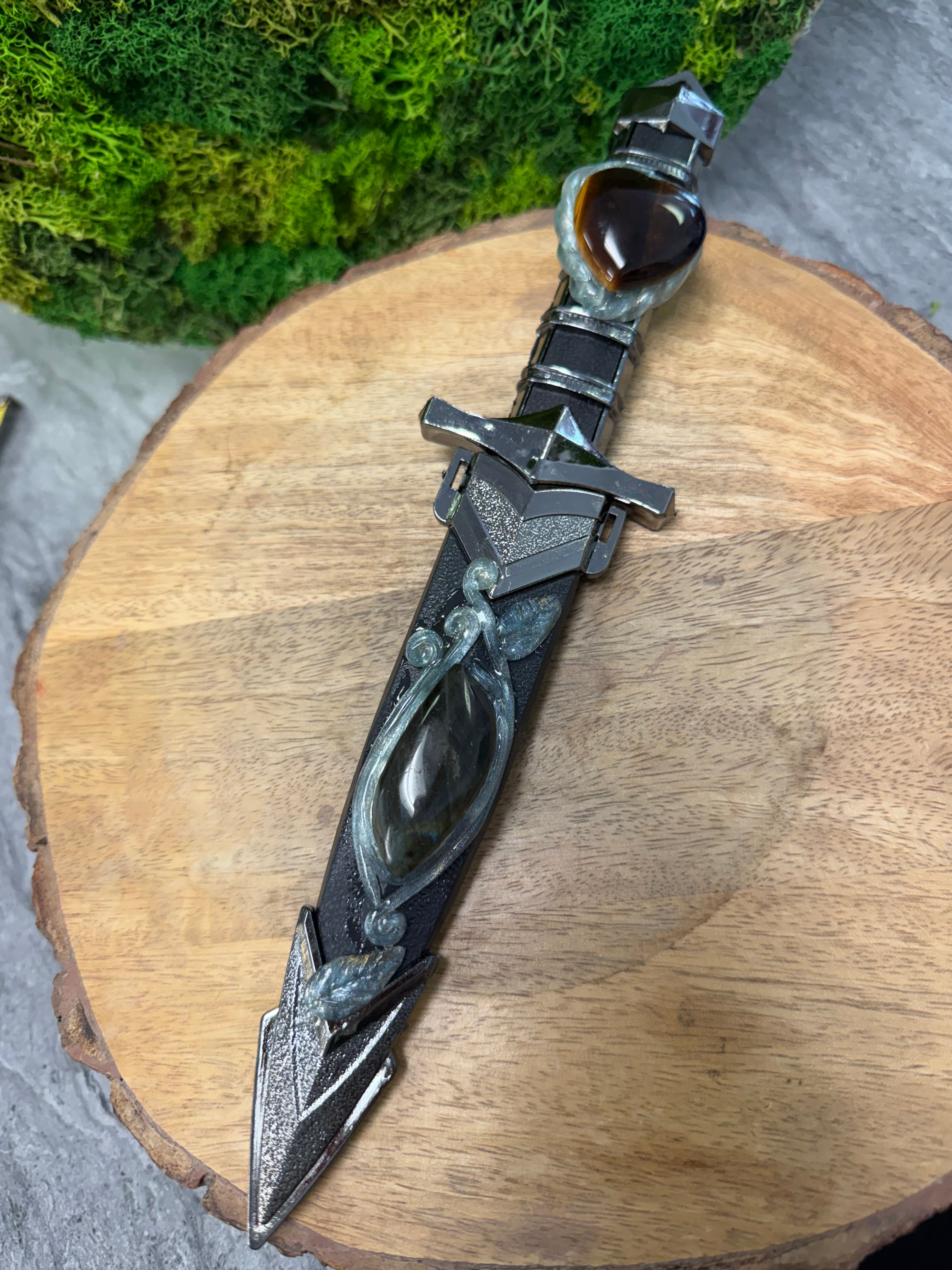 Dagger- Lab\ Tiger Eye