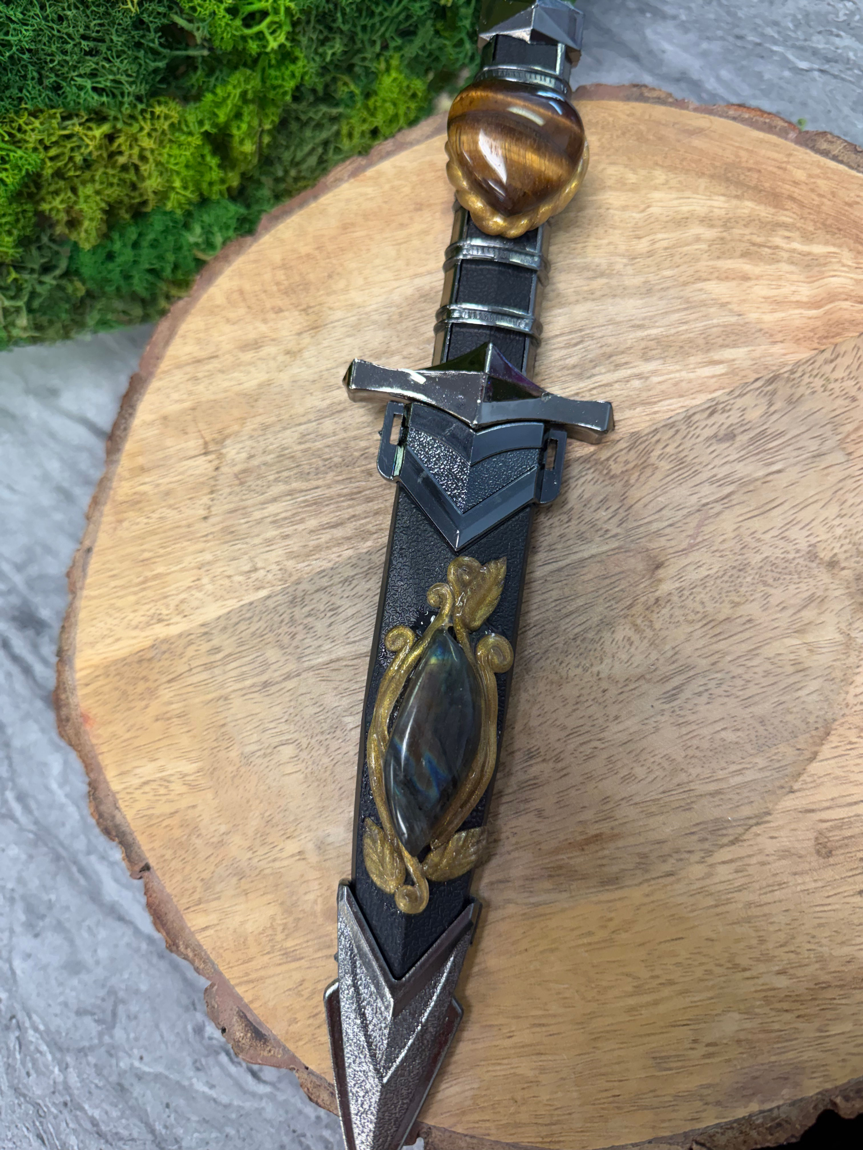 Dagger- Lab\tiger Eye