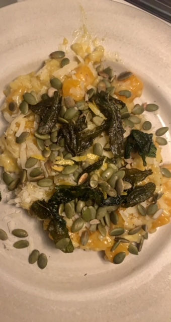 Risotto med pumpa, salvia & brynt smör på tallrik