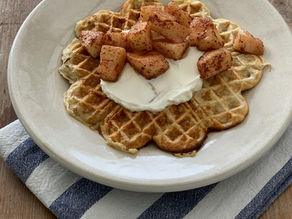 Äppelvåfflor med kanelstekta äpplen