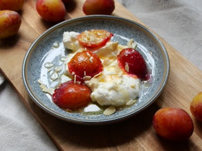 Smörstekta plommon med grekisk yoghurt och hackad mandel