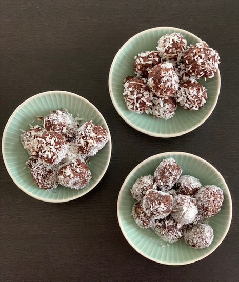 Chokladbollar i gröna skålar
