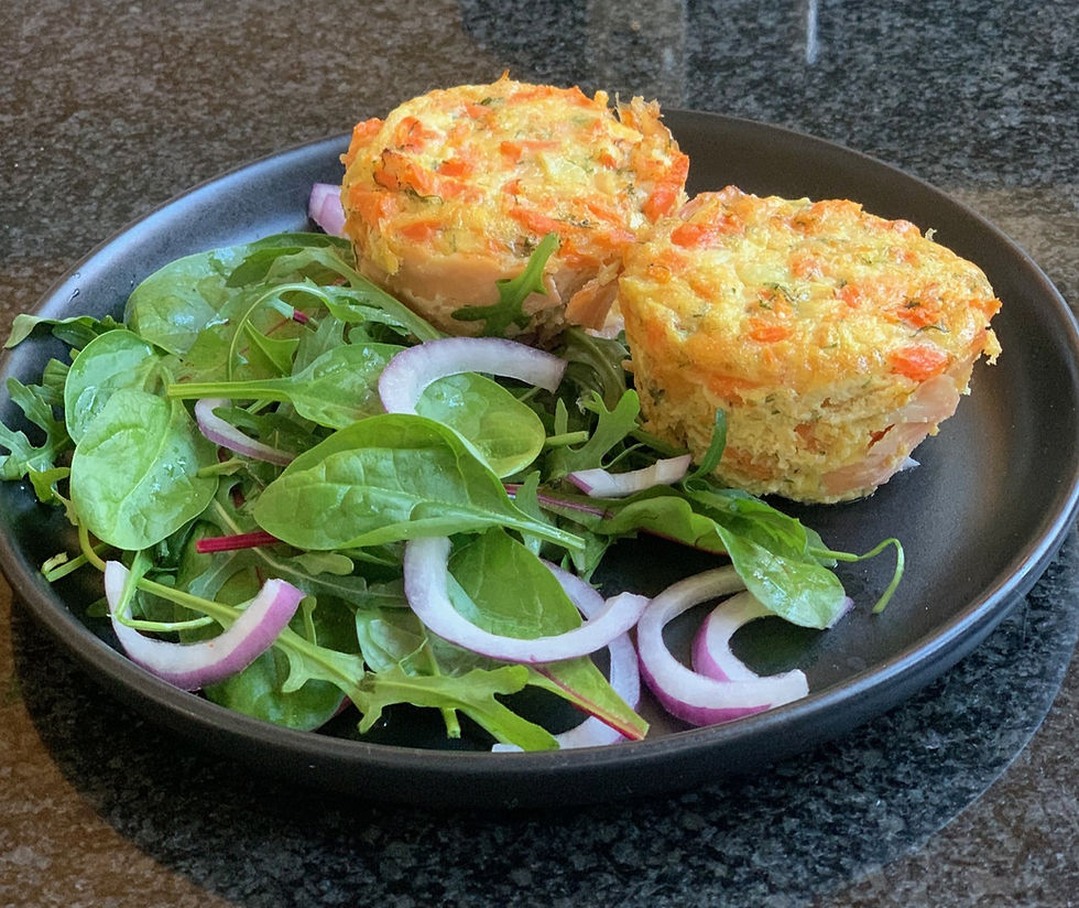 Matmuffins med lax serveras med sallad och rödlök