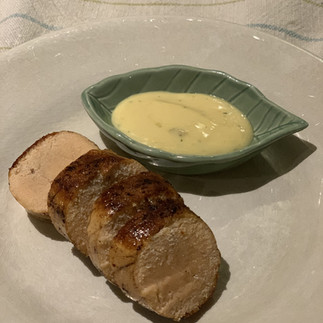 smörstekt torskrom på tallrik som serveras med majonnäs