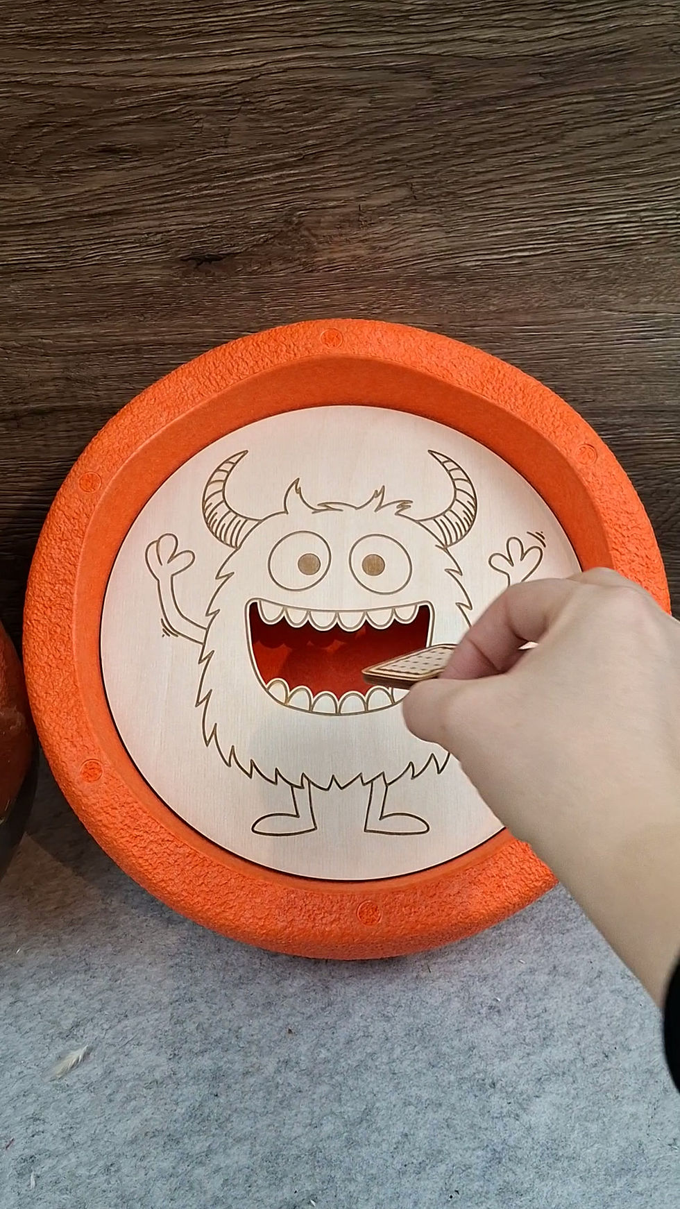 Miniaturbild: Holzplatte "Krümelmonster"