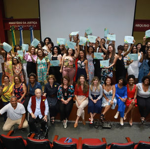 Vinte e cinco alunos formados no curso de Auxiliar de Administração e Arquivo