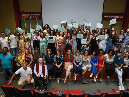 Vinte e cinco alunos formados no curso de Auxiliar de Administração e Arquivo