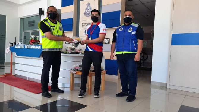 KUMPULAN BINA DARULAMAN BERHAD SUMBANG JUADAH MAKANAN KEPADA PARA ANGGOTA POLIS YANG BERTUGAS