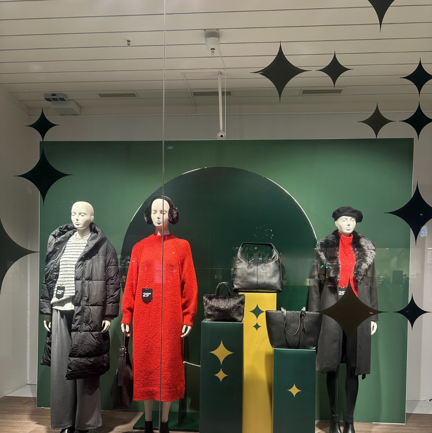 Weihnachtsdekoration in den C&A Schaufenstern