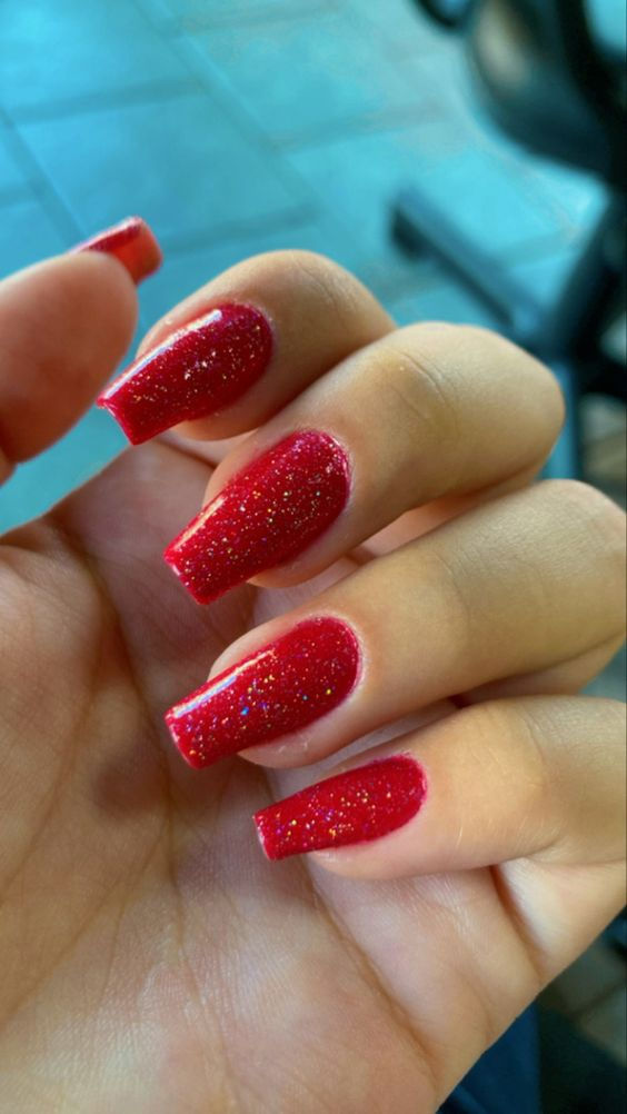 Inspiração de unhas vermelhas metas e glamour