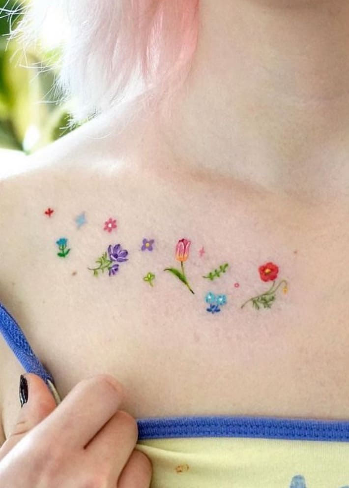 Ideias de tatuagem na clavícula para mulheres