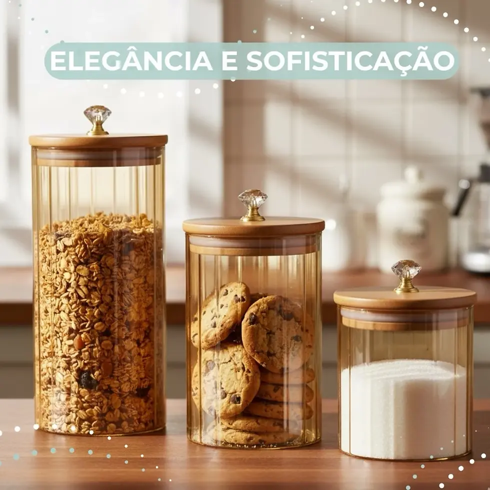 Potes de vidro com tampas douradas contendo cereais, cookies e açúcar em uma cozinha iluminada. Texto: "ELEGÂNCIA E SOFISTICAÇÃO".
