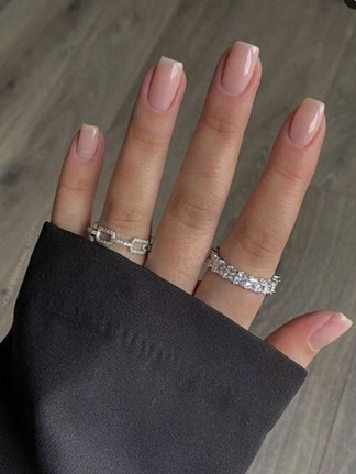 Unhas quadradas nude