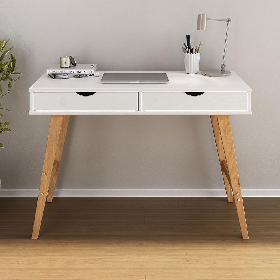 Mesa de trabalho branca com pernas de madeira, laptop, livros Bauhaus/Modern Architecture, lápis e abajur, ambiente minimalista.