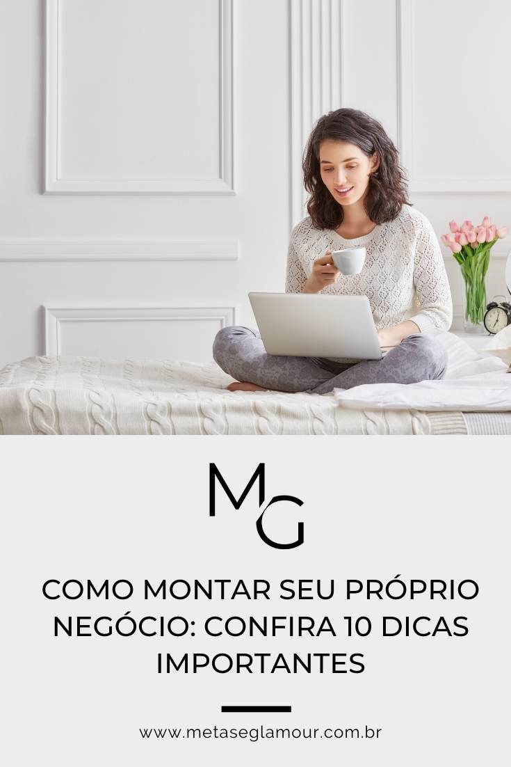 Mulher trabalhando feliz em sua bela casa